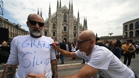 I Funerali Di Silvio Berlusconi In Duomo Folla E Commozione Corriere It