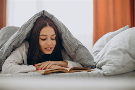 Mulher Lendo Um Livro Na Cama Foto Gr Tis