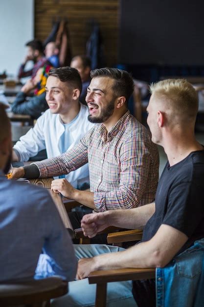 Grupo De Amigos Do Sexo Masculino Desfrutando No Restaurante Foto Grátis