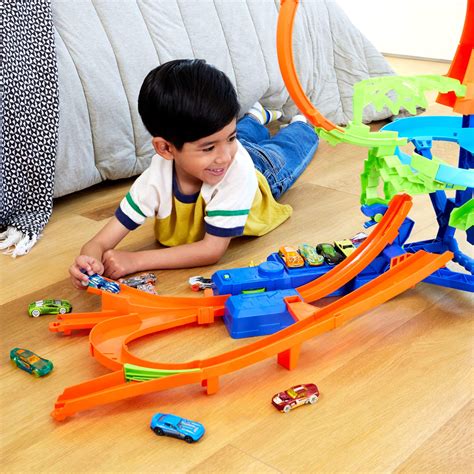 Hot Wheels Stunt Tracks Mid-Air Crash Playset with 1:64 Scale Die-Cast