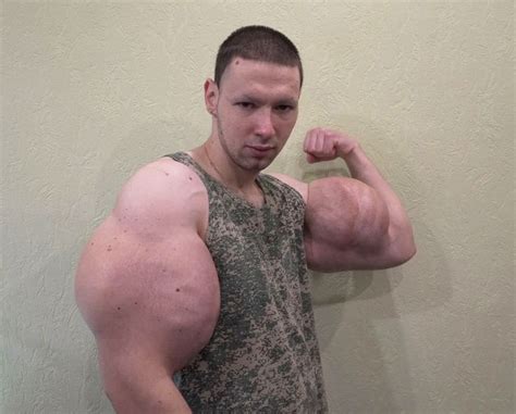 Popeye Bodybuilder Wil Af Van Met Olie Gevulde Megabiceps Bizar Adnl