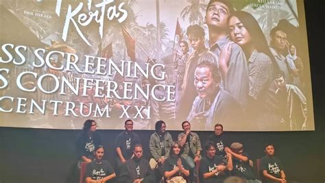 Ceritakan Romansa Percintaan di Tengah Perang, Film Kupu-Kupu Kertas ...