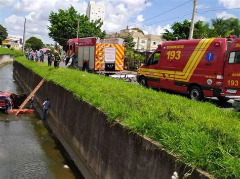 Motorista Perde O Controle E Carro Cai Em C Rrego Na Regi O Da Usp