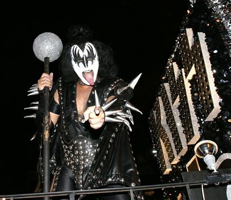 Gene Simmons tongue. :D | Gene simmons tongue, Gene simmons, Boyfriend ...