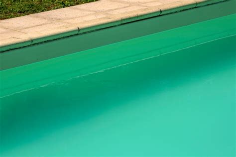 Água da piscina ficou verde Veja como limpar piscina verde em pouco tempo