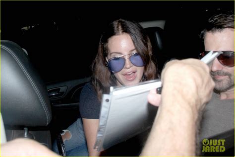 Lana Del Rey Gets Completely Surrounded By Fans At The Airport Photo