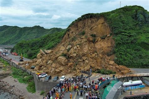 基隆潮境公園路口山崩 波及9車人員全脫困2送醫【更新】 社會 中央社 Cna