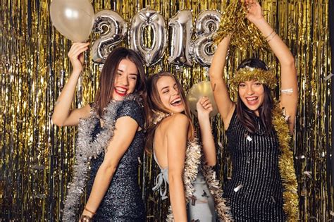 Célébration Du Nouvel An Avec Trois Filles Photo Gratuite