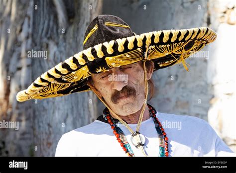 Traditional Mexican Sombrero Fotos Und Bildmaterial In Hoher