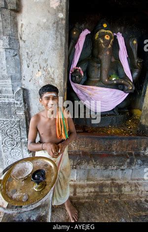 Souriante Jeune Pr Tre Hindou En Robe Safran Et Tilak Avec Kali En