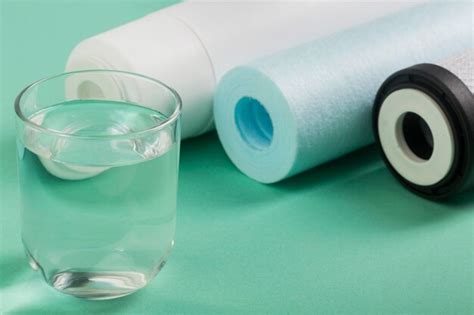 Фильтры для воды и стакан воды вид спереди | Бесплатно Фото