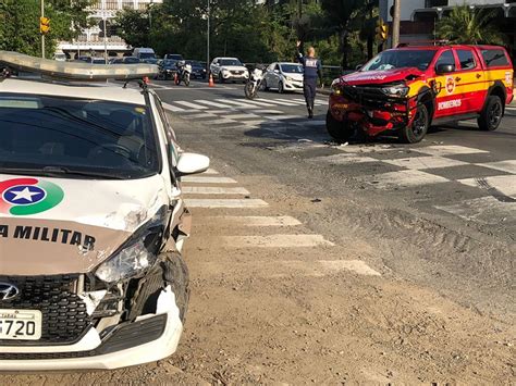 Viatura da PM colide corpo de Bombeiros que conduzia vítima ao