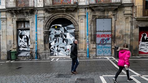 Volveremos Los Okupas Manchan Una De Las Puertas Del Gaztetxe De