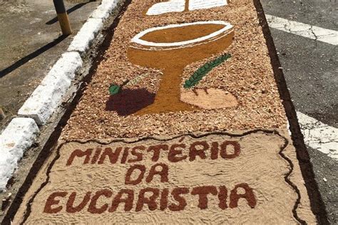 Celebra O De Corpus Christi E Os Tradicionais Tapetes Coloridos