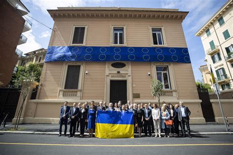 L Ue Abbraccia L Ambasciata Ucraina Notizie Ansa It