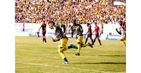 Em jogo de sete gols Athletico PR vence FC Cascavel no Estádio Olímpico