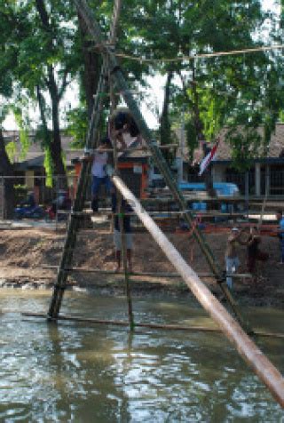 Persiapan Lomba Panjat Pinang Di Kalimalang Datatempo