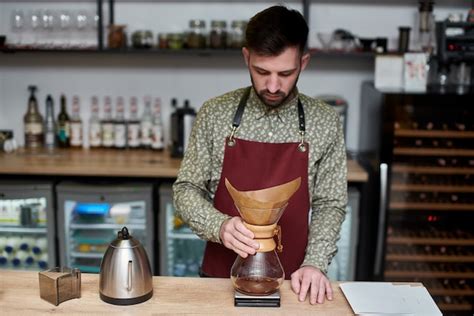 Barista Profesional Preparando Caf Con Chemex Vierta Sobre La Cafetera