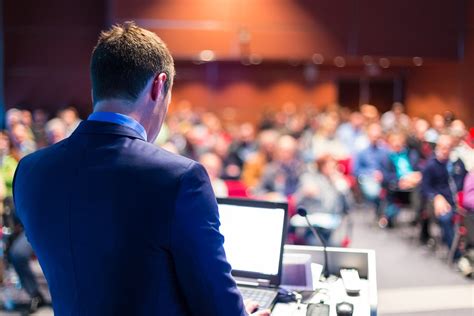 Why Similar Keynote Speaker Experts Charge Different Fees