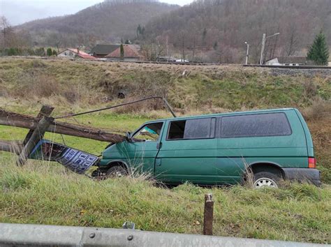 UPDATE VIDEO FOTO Accident la Negreni O dubiță cu 7 persoane a intrat