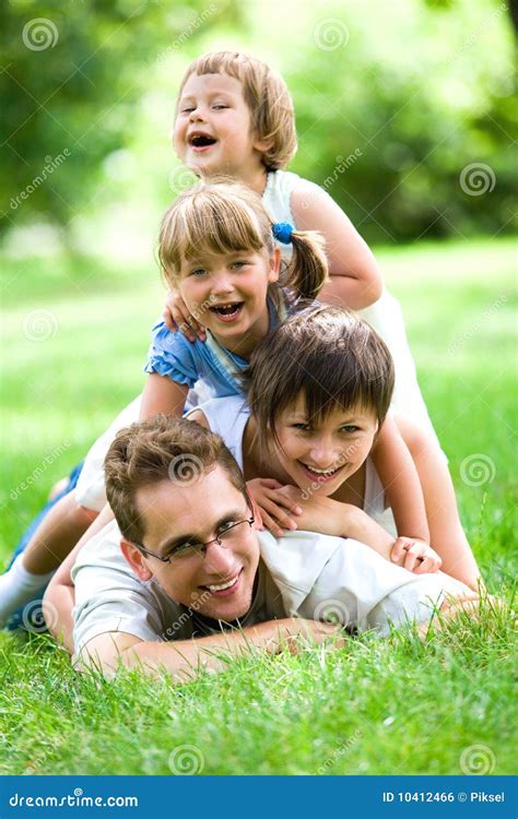 Familia Que Miente En Hierba Foto De Archivo Imagen De Felicidad