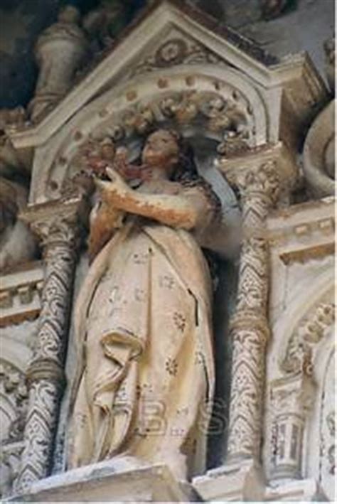 Eglise de Rennes le Château statue de Marie Madeleine sur le fronton