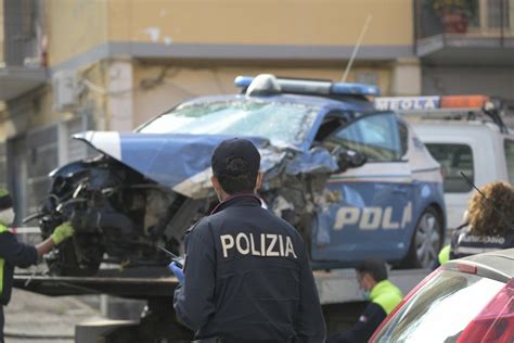 Poliziotto Morto A Napoli L Auto Travolta Dai Criminali E Il Dolore