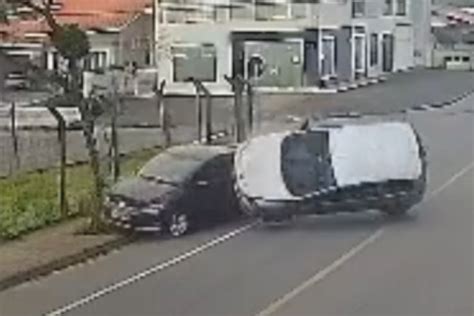 V Deo Carro Capota Ap S Bater Em Ve Culo Estacionado Em Joinville