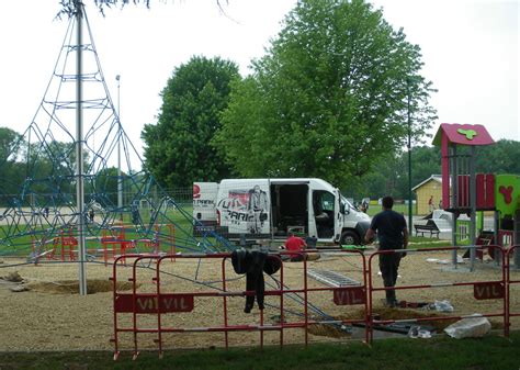 Villars Les Dombes Loisirs Lam Nagement De Laire De Jeux Se Poursuit