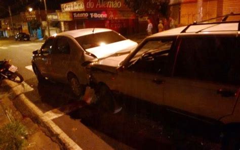 Motorista Embriagado Bate Em Dois Ve Culos Parados No Sem Foro Em Rio