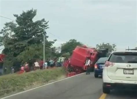 VIDEO Vuelca camión de refresco en carretera de Chiapas y