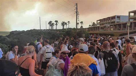 Tourists Flee Rhodes Wildfires In Greeces Largest Ever Evacuation