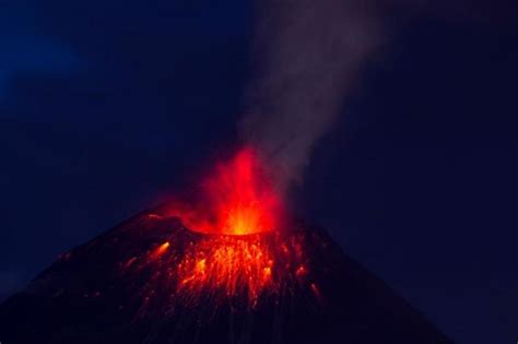 Volc N Tungurahua En Ecuador Entra Nuevamente En Erupci N