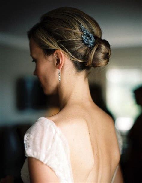 Coiffure de mariée Chignon orné de lavande Les plus jolies coiffures