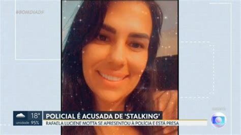 Vídeo Policial Acusada De Stalking Se Apresenta à Polícia Bom Dia