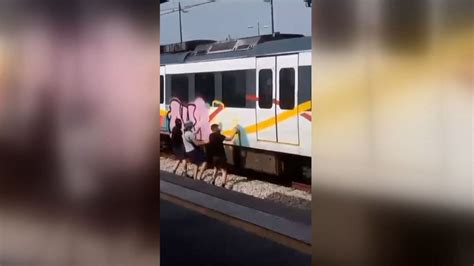 Un Grupo De Grafiteros Asalta Un Convoy Del Metro De Palma Para