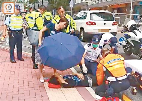 婦捱車撞斷腳 女途人撐傘安慰 東方日報