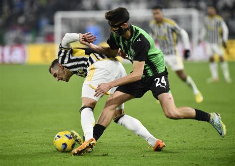 Superb Vlahovic double fires Juventus to 3-0 win over Sassuolo | Reuters