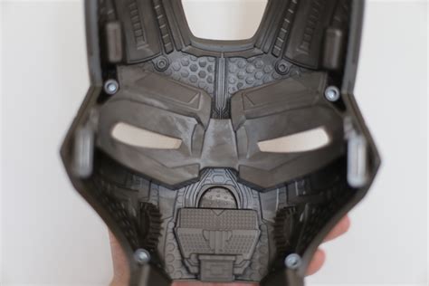 Exclusive Geek Review: Hasbro Marvel Legends Iron Man Helmet | Geek Culture