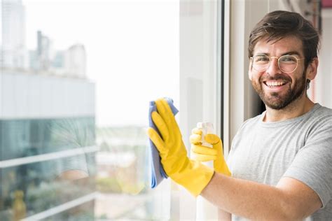 Concepto De Hombre Limpiando Su Casa Foto Gratis