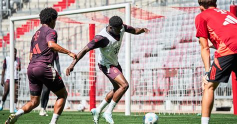 Galerie Kane Davies Zur Ck Im Teamtraining In Der Allianz Arena Fc