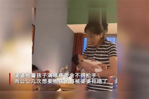 女子做月子公婆上演抢娃大战，婆婆全程抱娃不松手，公公眼馋不已抱娃婆婆公婆