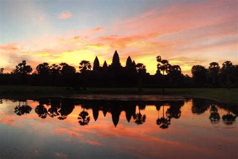 Privado Sunrise Visita guiada de día completo a Angkor Wat Siem Reap