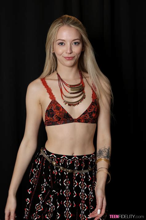 Blonde Haired Cutie Lily Larimar Posing Naked Milf Fox