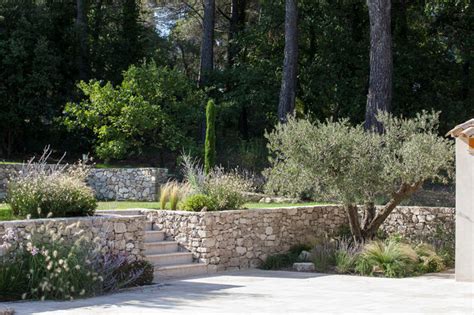 Comment aménager un jardin en pente