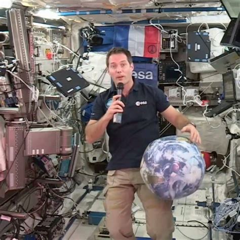 1ère conférence de presse de Thomas Pesquet depuis l ISS Cité de l espace