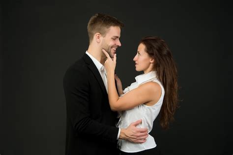 Jeune Couple Amoureux Dun Homme En Costume Et Dune Femme En Chemise