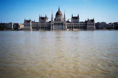 (Фото) Дунав надмина 8 метри во Будимпешта: Поплавите се големи ...