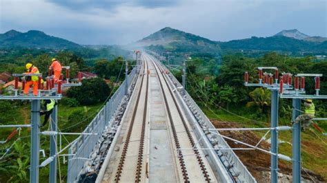 Pekerja Memasang Jaringan Listrik Aliran Atas Atau Overhead Catenary