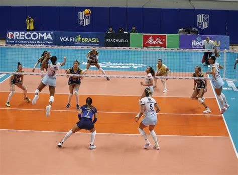 Maringá recebe atletas de vôlei da Seleção Brasileira que jogam pelo